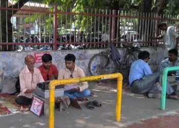 एक प्रकार का अंतिम: लखनऊ जीपीओ के सामने टाइपिस्ट कृष्ण कुमार के जीवन का एक दिन