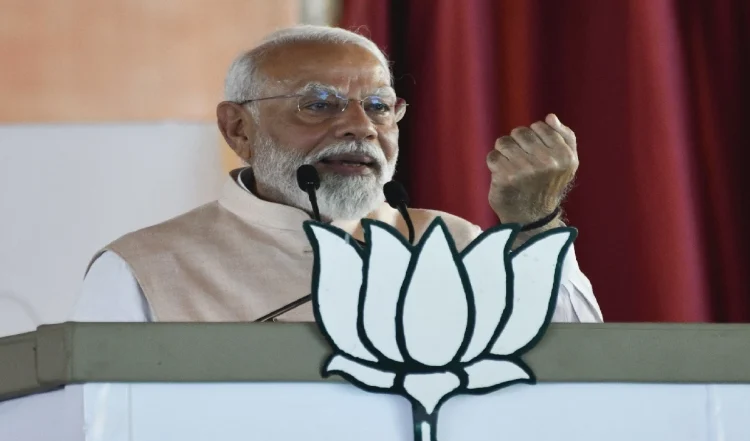 बीजेपी नेता ने कहा कि प्रधानमंत्री मोदी की वर्तमान रैली को ममता बनर्जी ने अनुमति नहीं दी।