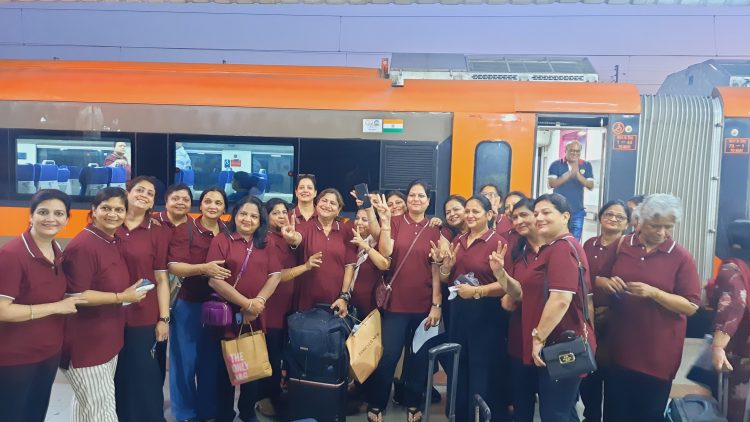 वन्दे भारत से हरिद्वार चली सखियां, चार सौ पार के लिए गंगा मइया से करेंगी प्रार्थना