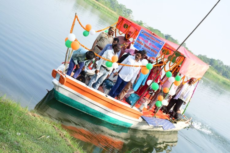 यूपी में चतुर्थ चरण के चुनाव हेतु पोलिंग पार्टियां रवाना, बहराइच में मतदानकर्मी पोलिंग बूथ पर पहुंचे नाव के सहारे