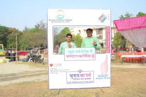 लोकसभा सामान्य निर्वाचन -2024 के अंतर्गत कानपुर में उत्साहित मतदान कर्मी