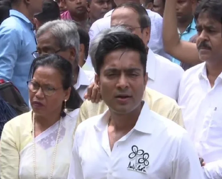 जीत हासिल करने के लिए Abhishek Banerjee को कठिन चुनौतियों का सामना करना पड़ेगा।
