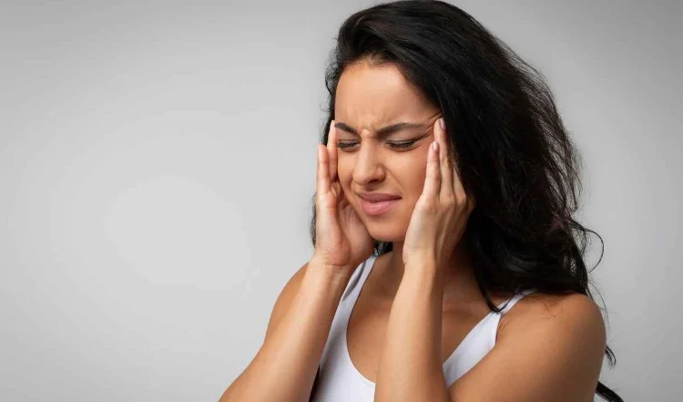 Ayurvedic Medicines Migraine को ठीक करने वाली चीजें आपकी रसोई में हैं, आज ही शुरू कर दें, आपको जल्द ही राहत मिलेगी।