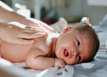 बेबी मसाज : बच्चे की मालिश के बारे में क्या कहते हैं विशेषज्ञ?