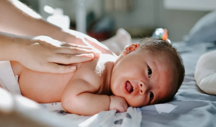 बेबी मसाज : बच्चे की मालिश के बारे में क्या कहते हैं विशेषज्ञ?