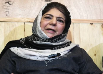 Mehbooba Mufti को मत मांगने के लिए बच्ची का उपयोग करने का कारण बताने के लिए नोटिस जारी