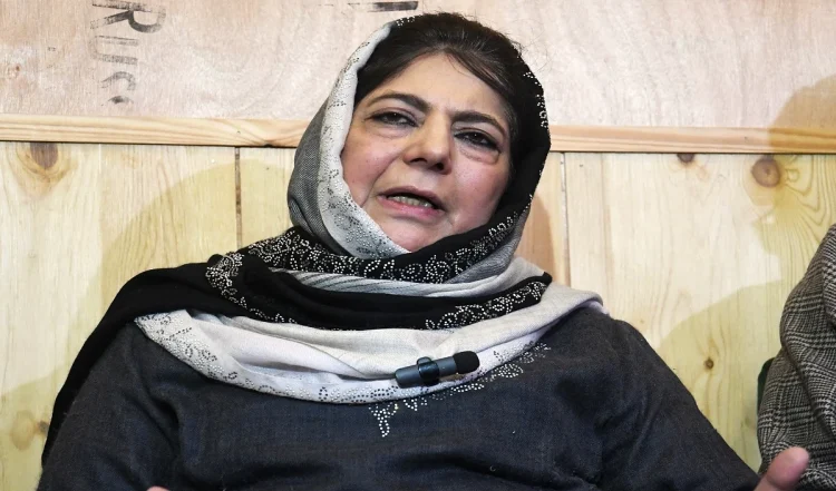 Mehbooba Mufti को मत मांगने के लिए बच्ची का उपयोग करने का कारण बताने के लिए नोटिस जारी