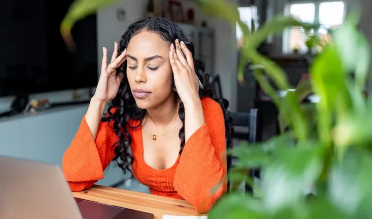 Mental Wellness: PCOS महिलाओं की मानसिक स्वास्थ्य पर बुरा प्रभाव डाल सकता है, इसलिए लक्षणों को जल्दी पहचानें।