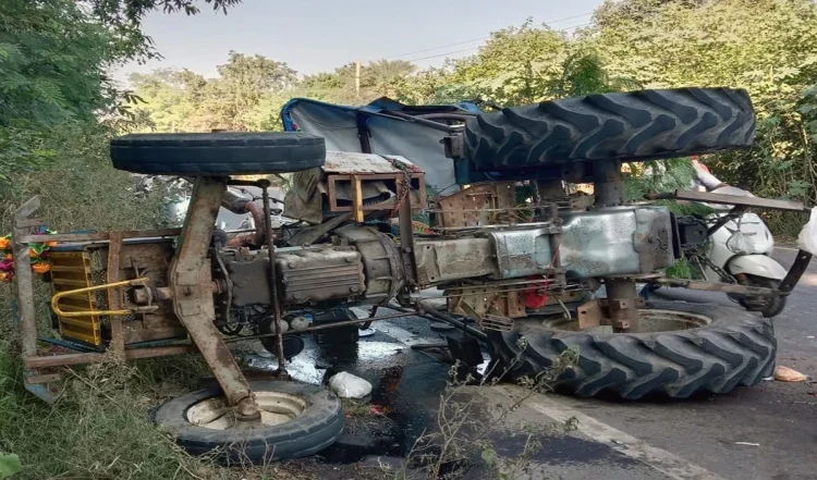 उत्तर प्रदेश के संभल में एक ट्रक ने ट्रैक्टर-ट्रॉली को मारा टक्कर , तीन की मौत हो गई और 17 घायल हो गए।