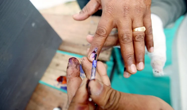 Loksabha Election 2024: 12 राज्यों की इन सीटों पर उम्मीदवारों की किस्मत जनता निर्धारित करेगी, तीसरे चरण के मतदान जारी हैं