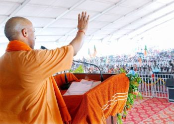 माफिया, पाकिस्तान और औरंगजेब पर जब-जब गरजे योगी, तालियों, सीटियों और योगी-योगी से गूंजा पंडाल