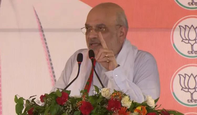 गांधीनगर में अमीत शाह 2.31 लाख मतों से आगे है।