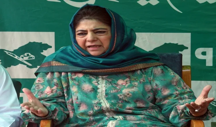 Jammu and Kashmir: महबूबा,उमर, अपने निर्वाचन क्षेत्रों में पीछे हैं ।