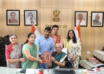 राज्यपाल को भेंट की लोकाभिरामम्