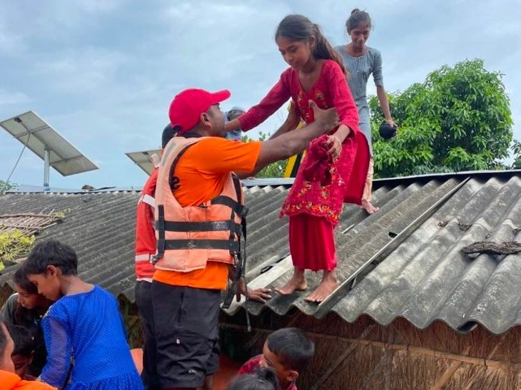 नेपाल से निकलने वाली नदिया उफान पर: महराजगंज के सोहगीबरवा गांव में घुसा बाढ़ का पानी, लोग छतों पर रहने को मजबूर – Pharenda News
