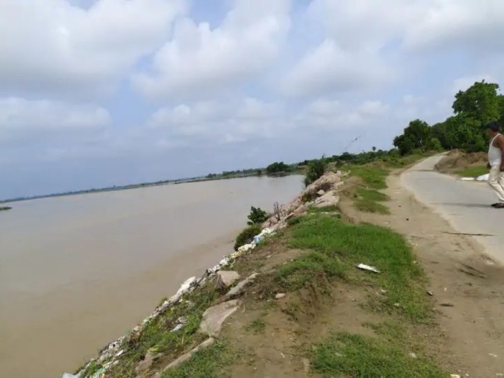 राप्ती और घाघरा नदियों का जलस्तर बढ़ने से लोगों में बाढ़ की आशंका बढ़ गई है। लगातार बढ़ते जलस्तर के कारण कुछ गांवों में बंधे के पास से नदी गुजर रही है।