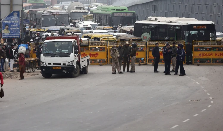 पालम फ्लाईओवर पर ट्रक की चपेट में आने से दिल्ली पुलिस के एक हेड कांस्टेबल की मौत हो गई, जबकि चालक को गिरफ्तार कर लिया गया।