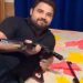 बुलंदशहर में तीन युवक बेखौफ होकर अवैध असलहे का प्रदर्शन कर रहे हैं, धमकी भरे गाने पर राइफल और बंदूक दिखाते हुए। पुलिस इस मामले की जांच में जुट गई है।