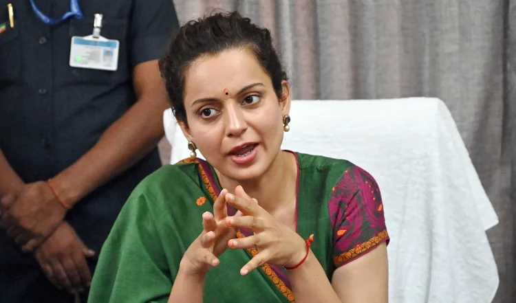 कंगना रनौत ने कहा कि हिमाचल प्रदेश की कांग्रेस सरकार कर्ज लेकर सोनिया गांधी को देती है।