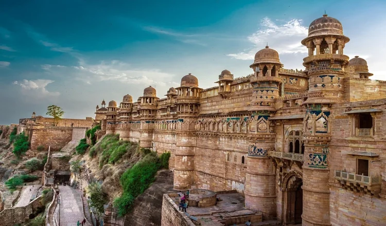 Travel Tips: हैदराबाद में 2 दिन में इन फेमस जगहों को एक्सप्लोर करें, जिससे आपकी ट्रिप यादगार बन जाएगी।