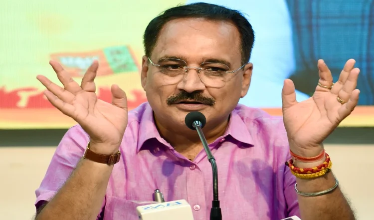वीरेन्द्र सचदेवा ने कहा कि राहुल गांधी के बयान से सिख समुदाय की धार्मिक भावनाओं को ठेस पहुंची है।