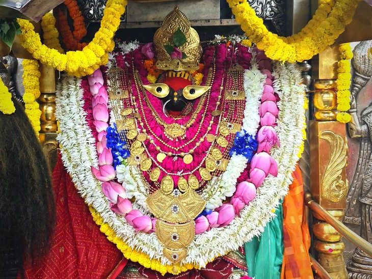 विंध्याचल में पहले दिन 3 लाख श्रद्धालुओं ने दर्शन किए। मंदिर के बाहर भक्तों की लंबी कतार लगी रही, जिससे रास्ते पर भीड़ के कारण जाम लगा रहा।