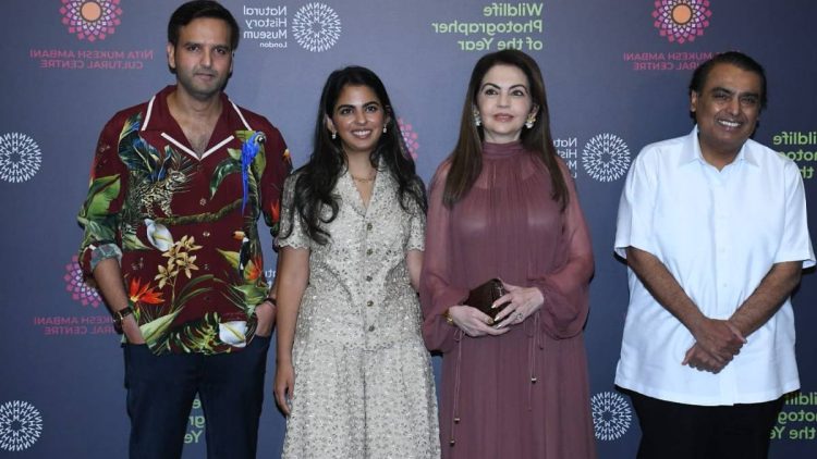 नीता अंबानी चॉकलेट गाउन में खूबसूरत लगी , वहीँ ईशा अंबानी भी कम नहीं थीं, जबकि जमाई राजा ने खास अंदाज में नजर बिखेरा।