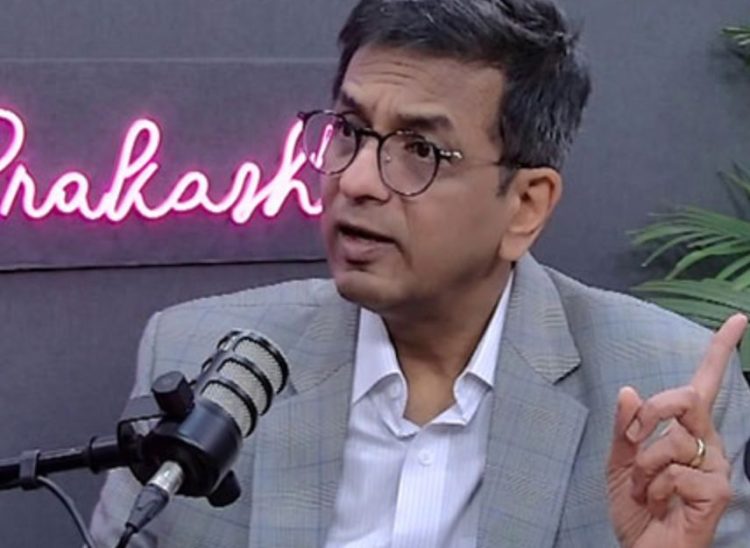 उद्धव ठाकरे गुट की शिवसेना के आरोपों पर पूर्व मुख्य न्यायाधीश चंद्रचूड़ ने जताई नाराजगी।
