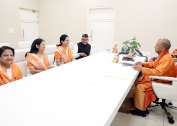 मुख्यमंत्री से मिलीं बिन्दू बोरा, भेंट की ‘रसनिधि’
