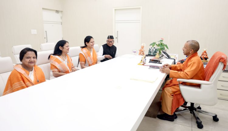 मुख्यमंत्री से मिलीं बिन्दू बोरा, भेंट की ‘रसनिधि’