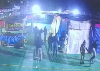 युवकों को पुलिस द्वारा पीटने का वीडियो वायरल: उन्नाव एसपी ने मामले की जांच सीओ को सौंपी, बिना वजह दुकान में घुसकर की गई मारपीट – उन्नाव न्यूज़।