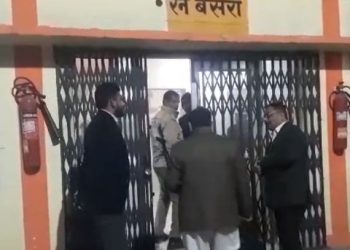 बदायूं में रैन बसेरों का निरीक्षण करने पहुंचे अफसर: अस्पताल के रैन बसेरे में मिली गंदगी, चौकीदार को लगाई फटकार; सीएमएस को व्यवस्था सुधारने के निर्देश – Badaun News