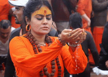 महाकुंभ के पहले शाही-स्नान में 3.5 करोड़ ने लगाई डुबकी: भारी भीड़ से होटल-रैन बसेरे फुल; श्रद्धालुओं ने सड़कों पर गुजारी रात