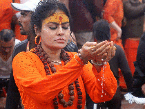 महाकुंभ के पहले शाही-स्नान में 3.5 करोड़ ने लगाई डुबकी: भारी भीड़ से होटल-रैन बसेरे फुल; श्रद्धालुओं ने सड़कों पर गुजारी रात