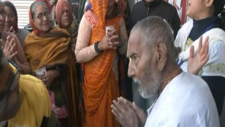स्वामी शिवानंद सरस्वती: 128 साल की आयु, पिछले 100 वर्षों से कुंभ मेले में नियमित रूप से आ रहे हैं।