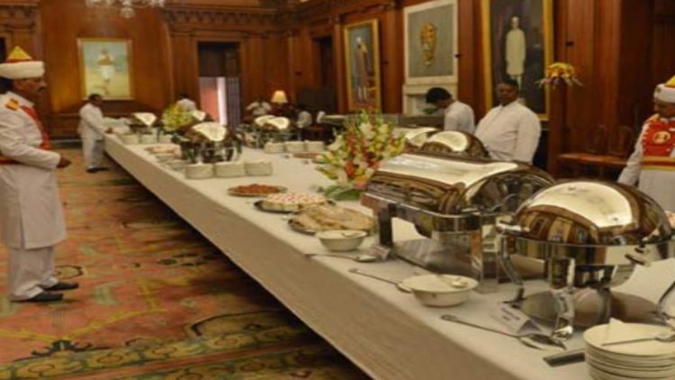 राष्ट्रपति के ‘एट होम’ रिसेप्शन में मेहमानों को कौन-कौन से व्यंजन परोसे गए? जानें पूरी लिस्ट।