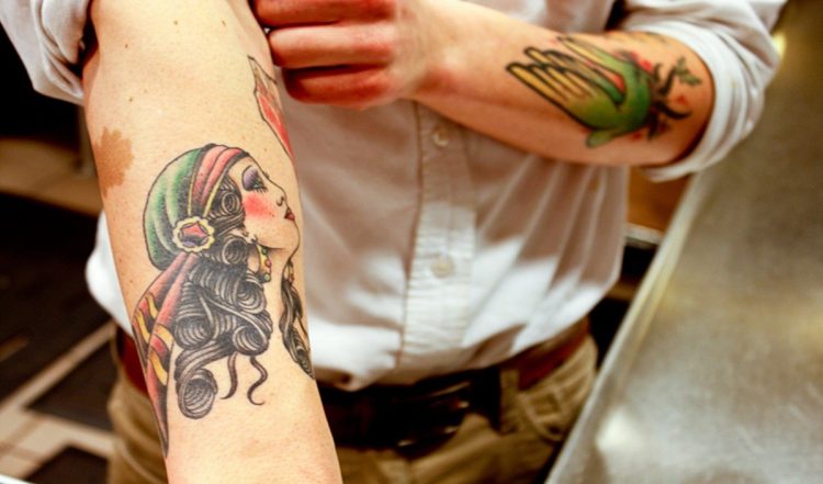 Tattoo Ke Side Effects: टैटू बनवाने से गंभीर बीमारियों का खतरा बढ़ सकता है, इन लक्षणों को देखें और सावधान रहें