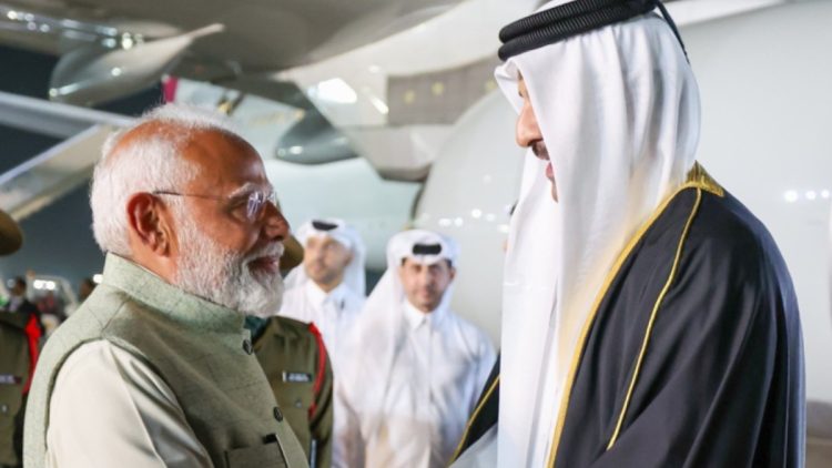 भारत-कतर संबंधों में नई ऊर्जा, पीएम मोदी ने एयरपोर्ट पर किया कतर के अमीर का गर्मजोशी से स्वागत – VIDEO