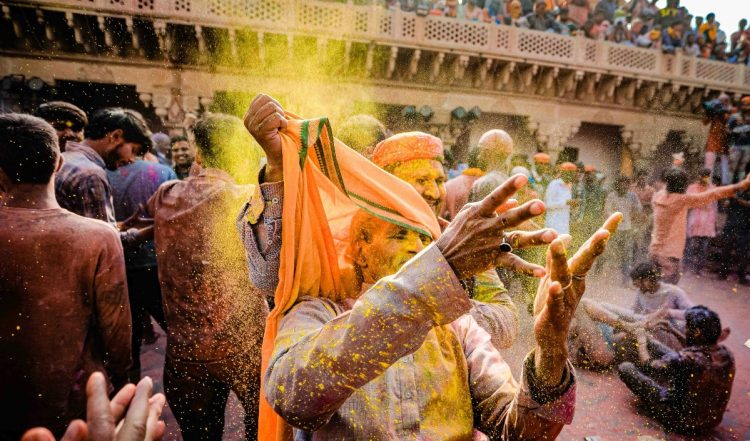Holi 2025: भारत में होली का जश्न मनाने के लिए बेहतरीन जगहें, जानें पूरी ट्रैवल गाइड