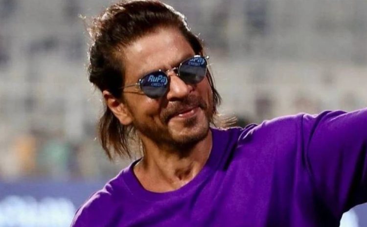 IPL 2025 के महाआगाज से पहले कोलकाता पहुंचे शाहरुख खान, एयरपोर्ट पर उमड़ा फैन्स का हुजूम!
