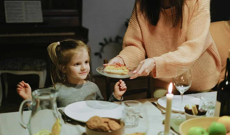 How To Stop Emotional Eating: इमोशनल ईटिंग को नियंत्रित करने के लिए अपनाएं ये सरल और प्रभावी उपाय।