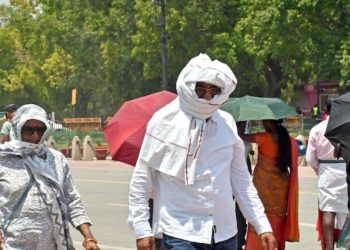 दिल्ली समेत 11 राज्यों में हीटवेव का अलर्ट, कुछ इलाकों में आंधी के साथ भारी बारिश की चेतावनी।