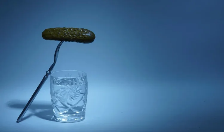 Copper Pot Water: तांबे के बर्तन में पानी पीते वक्त ये गलतियां कभी न करें, वरना आपके शरीर में जहर भर सकता है।