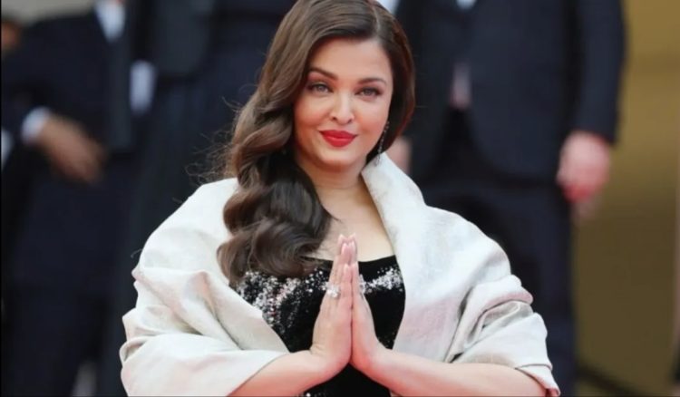 ऐश्वर्या राय ने साड़ी के बाद नए लुक से मचा दी धूम, उनका आउटफिट देखकर रुक गईं सबकी नजरें।