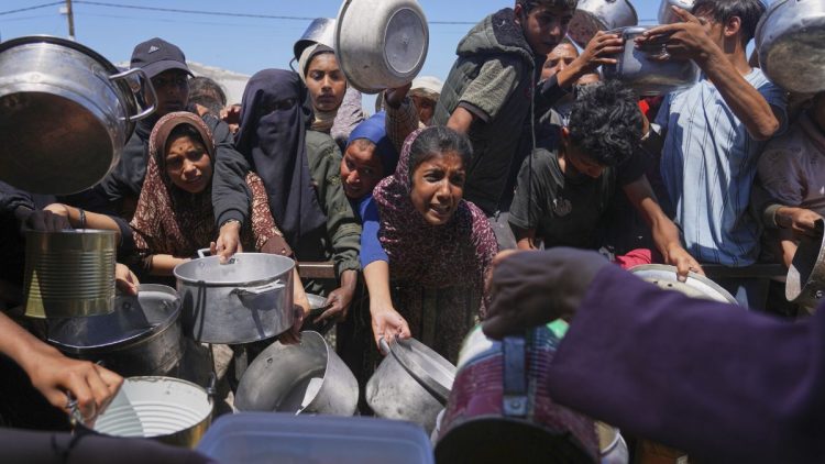 फिलिस्तीनियों पर इजरायली गोलीबारी और टैंकों का हमला फिर जारी, हजारों लोग सहायता केंद्र की ओर जा रहे थे।
