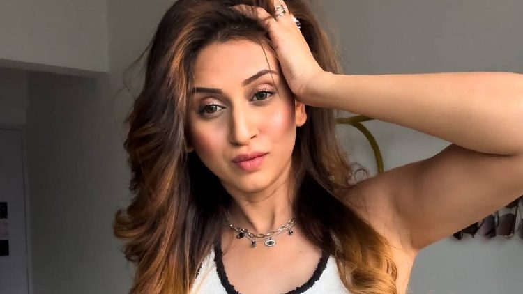 सीनियर एक्टर ने एक्ट्रेस को भेजे अश्लील मैसेज, एक्ट्रेस ने सबके सामने कर दिया खुलासा।