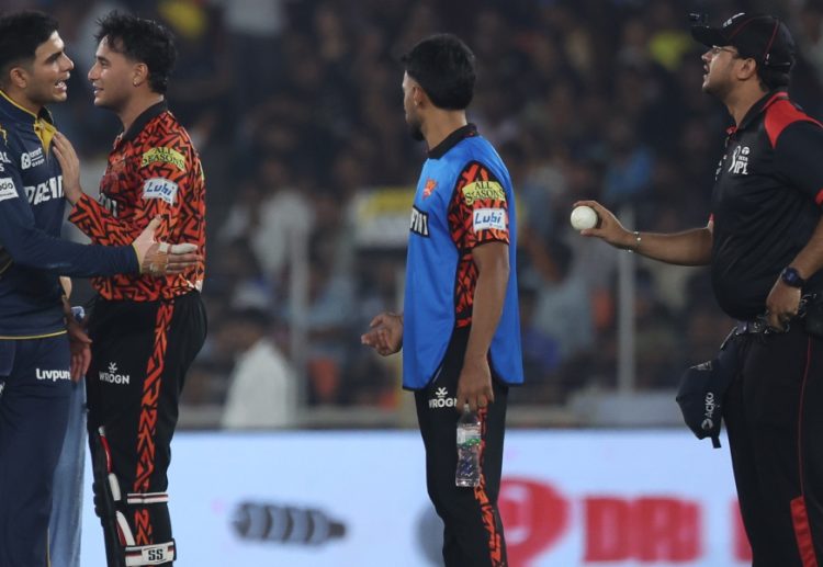 “SRH के खिलाफ मैच में DRS विवाद पर भड़के शुभमन गिल, अभिषेक शर्मा ने संभाला माहौल”
