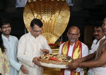 तिरुपति बालाजी मंदिर में IPL टीम के मालिक ने चढ़ाया करोड़ों का सोना, जानिए इसकी कुल कीमत।