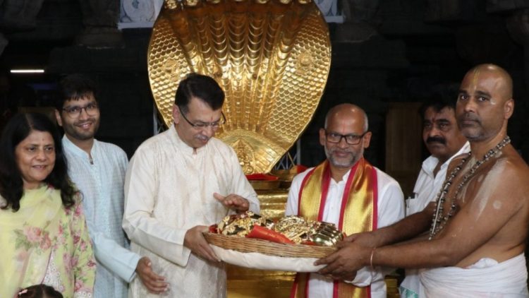 तिरुपति बालाजी मंदिर में IPL टीम के मालिक ने चढ़ाया करोड़ों का सोना, जानिए इसकी कुल कीमत।