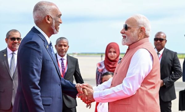 भारत-मालदीव रिश्तों को मिला नया बूस्टर! पीएम मोदी के स्वागत में मुइज्जू ने तोड़ा प्रोटोकॉल, सरकार के साथ पेश की मजबूत दोस्ती की मिसाल